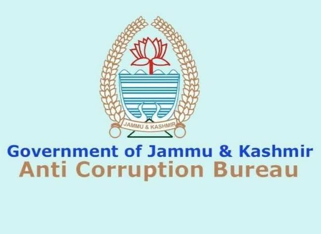 ACB nabs CORRUPT Patwari, Rs 35 lakhs recover from car